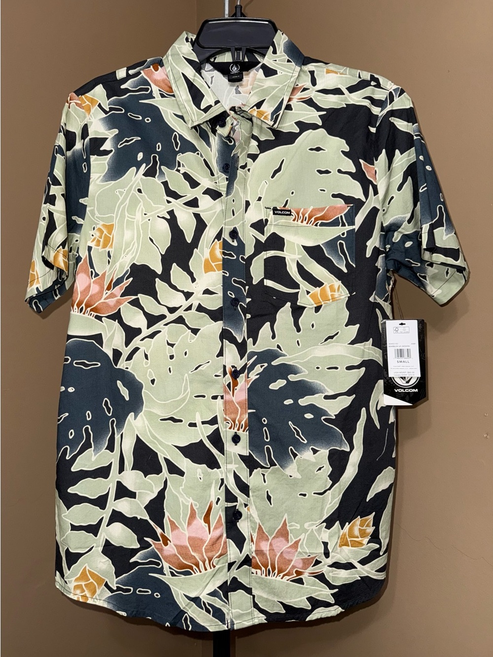 NWT VOLCOM Men's Tropical Short Sleeve Shirt in Green/Black. Size Small.